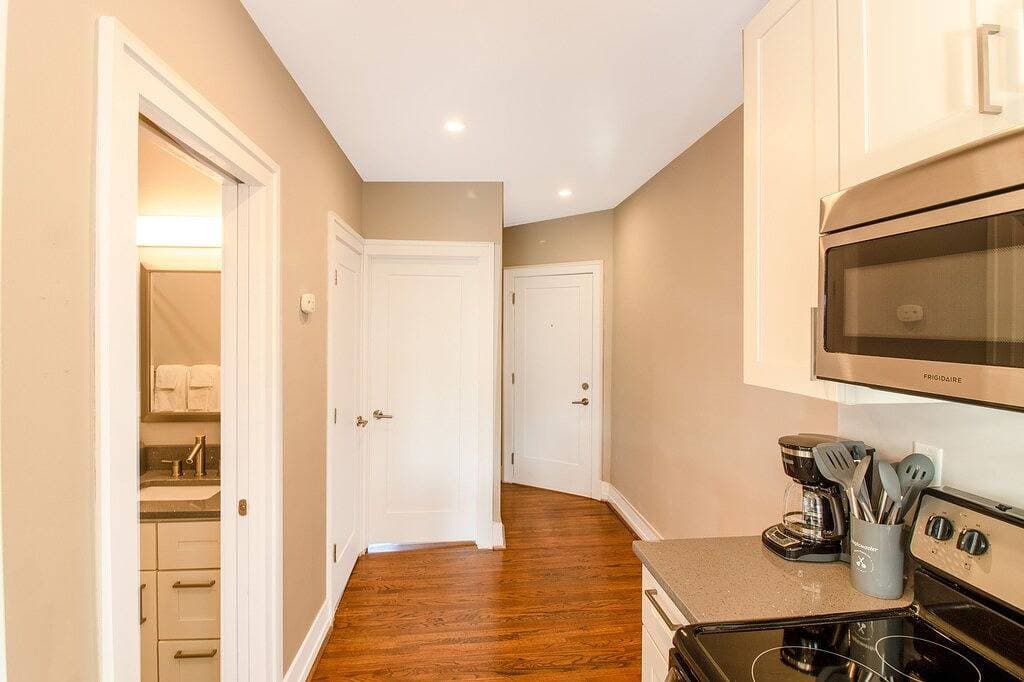 Foto 10 von 28: Chic Minimalist Gem w/ Fenced Backyard + W/D
