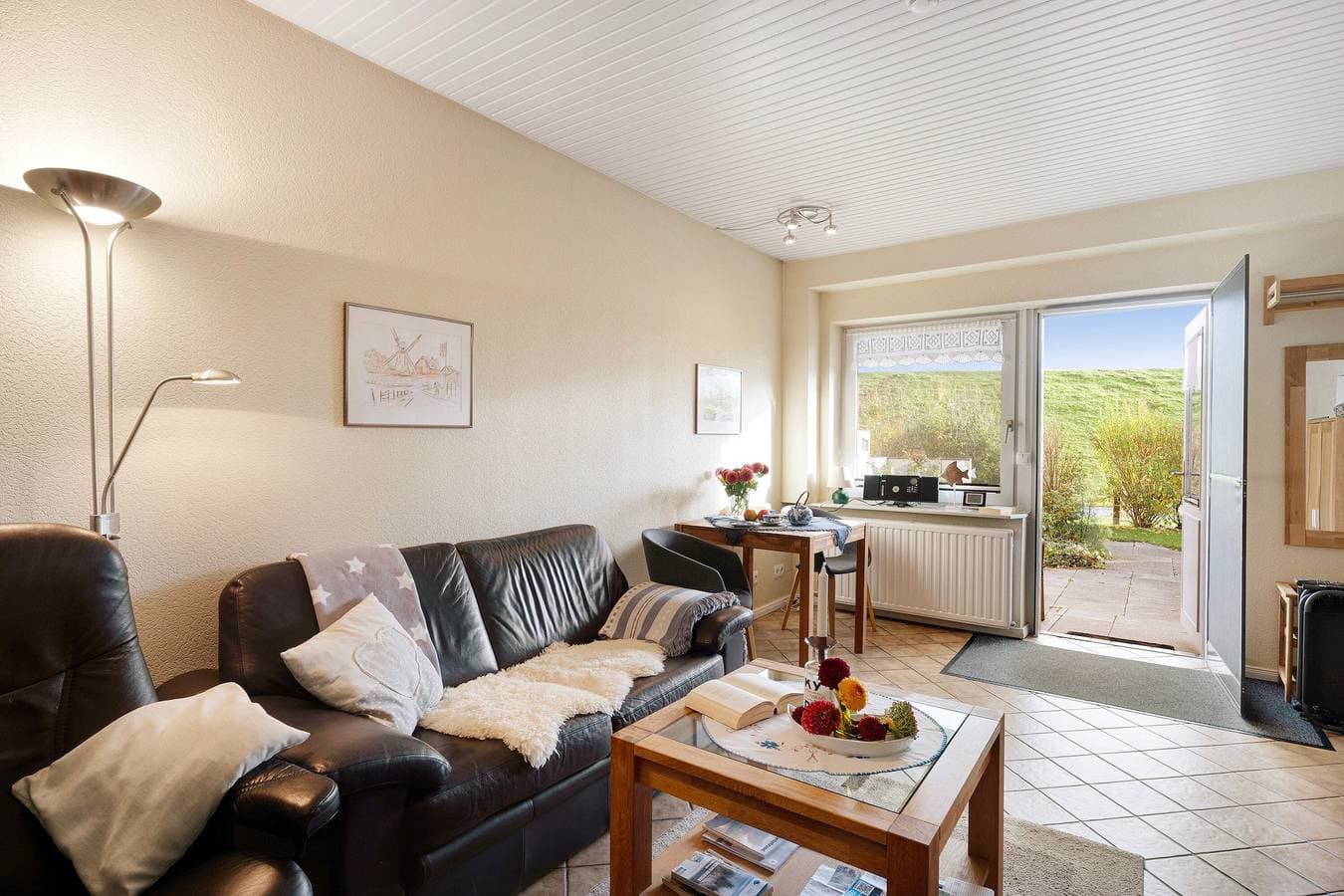 Foto 3 von 25: Ferienwohnung 'Haus Lith Deichblick' mit Meerblick, privater Terrasse und Wi-Fi