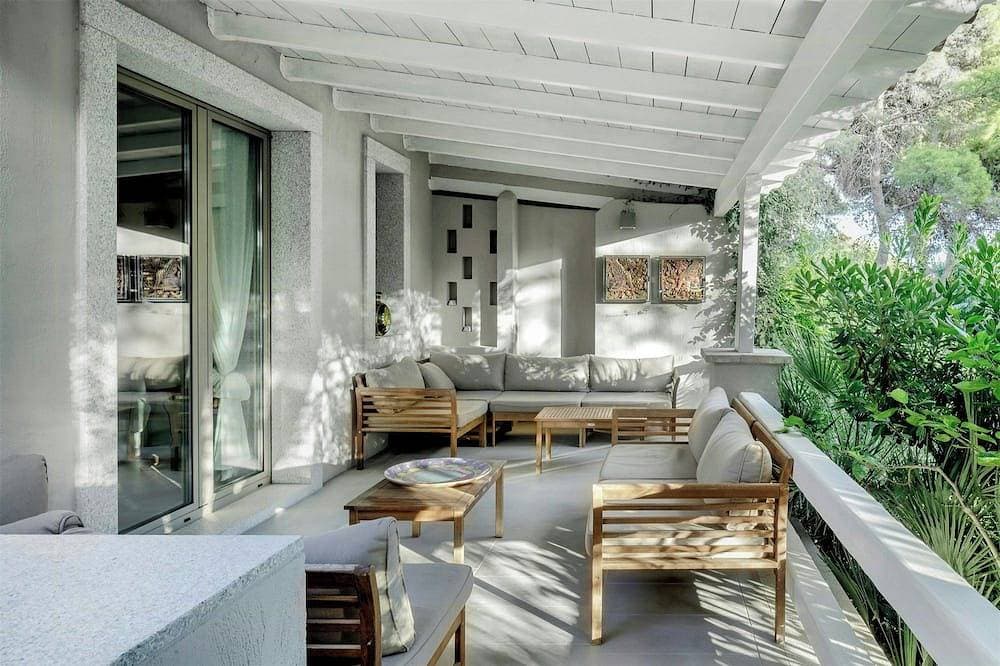 Architektenvilla mit Pool inmitten von Olivenbäumen 1