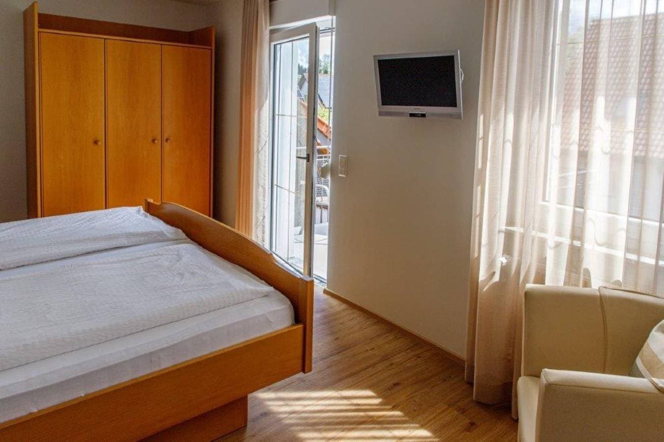 Foto 9 von 12: Ferienwohnung 'Fewo 1 - Elstar' mit Gemeinschaftsgarten, Balkon und WLAN