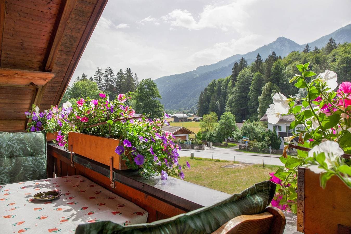 Foto 3 von 33: Ferienwohnung 'Waxenstein' mit Bergblick, Balkon und WLAN
