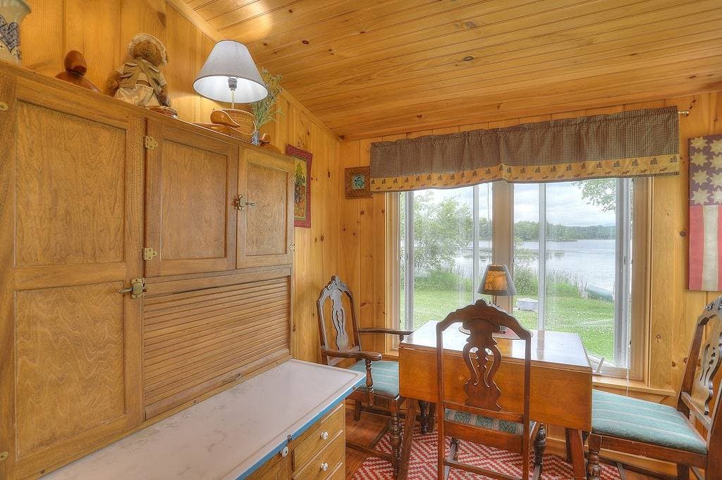 Foto 8 von 17: Cozy Haley Pond Waterfront Cottage in Downtown Rangeley
