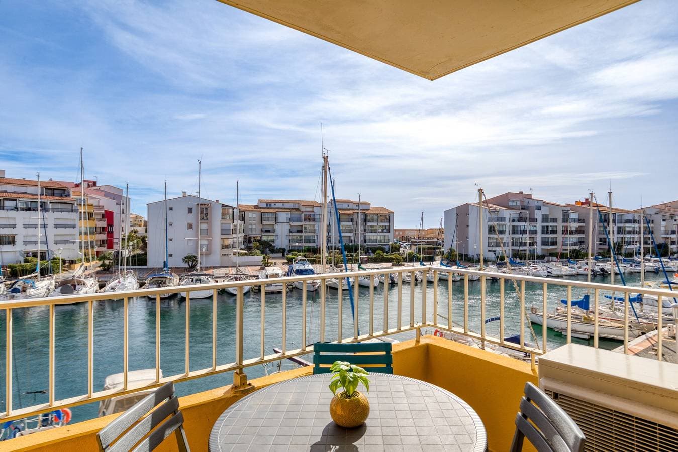 Foto 3 von 23: Apartment 'Super auf der Fischerinsel' mit Meerblick, privater Terrasse & Klimaanlage