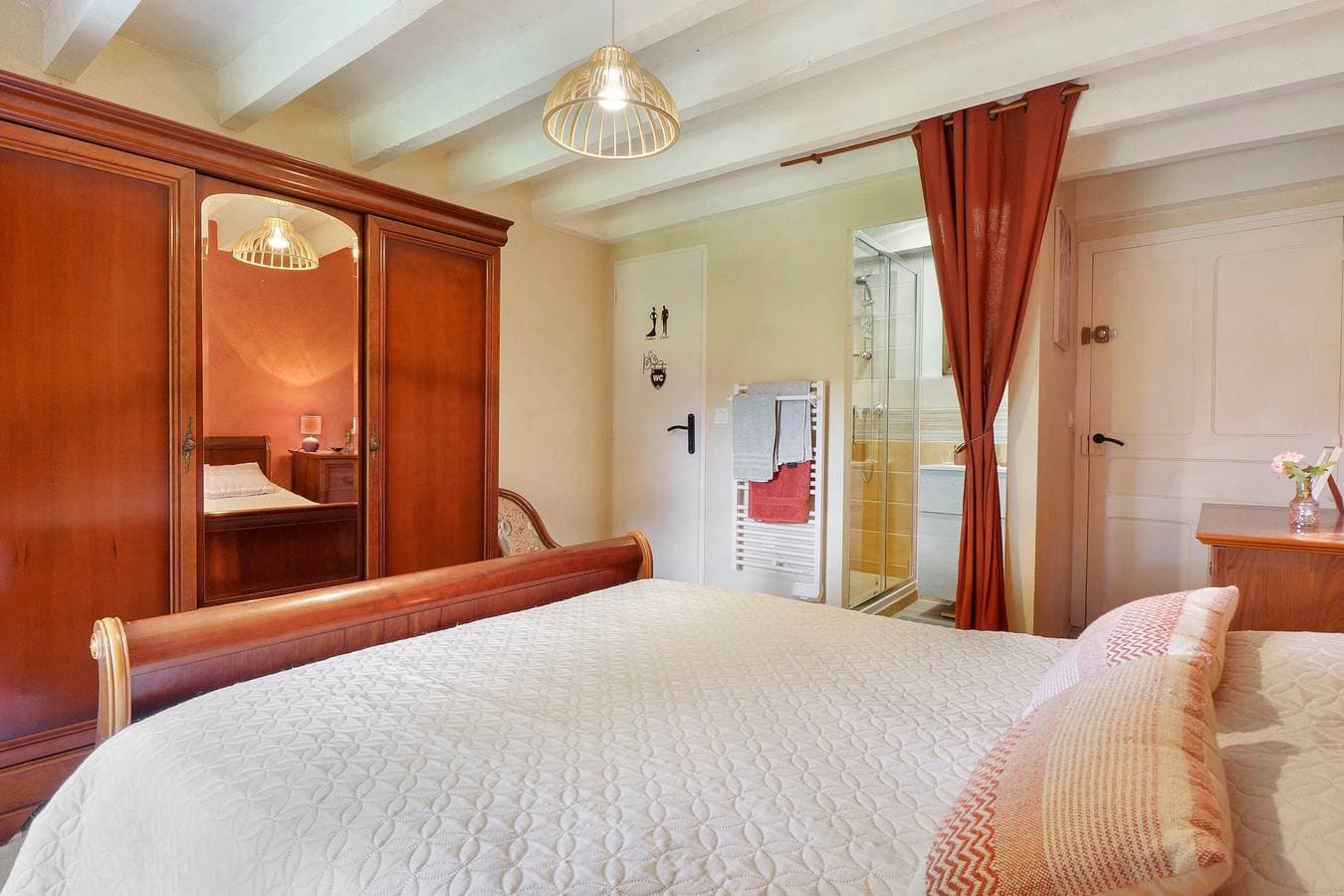Foto 8 von 32: Bed & Breakfast 'Chambre Tilleul mit Pool', Bergblick, Gemeinschaftspool, WLAN