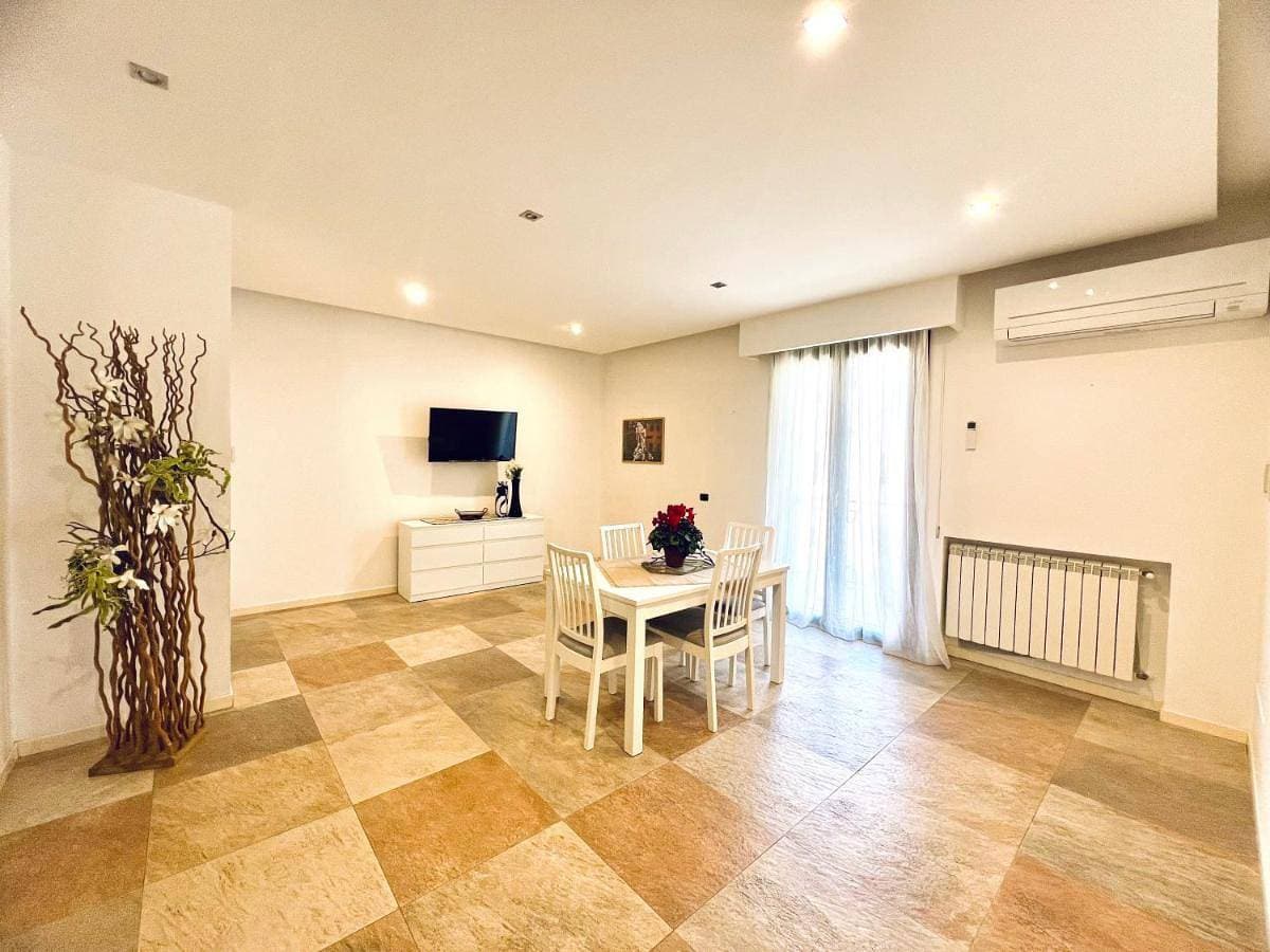 Foto 5 von 55: Two-Bedroom Apartment