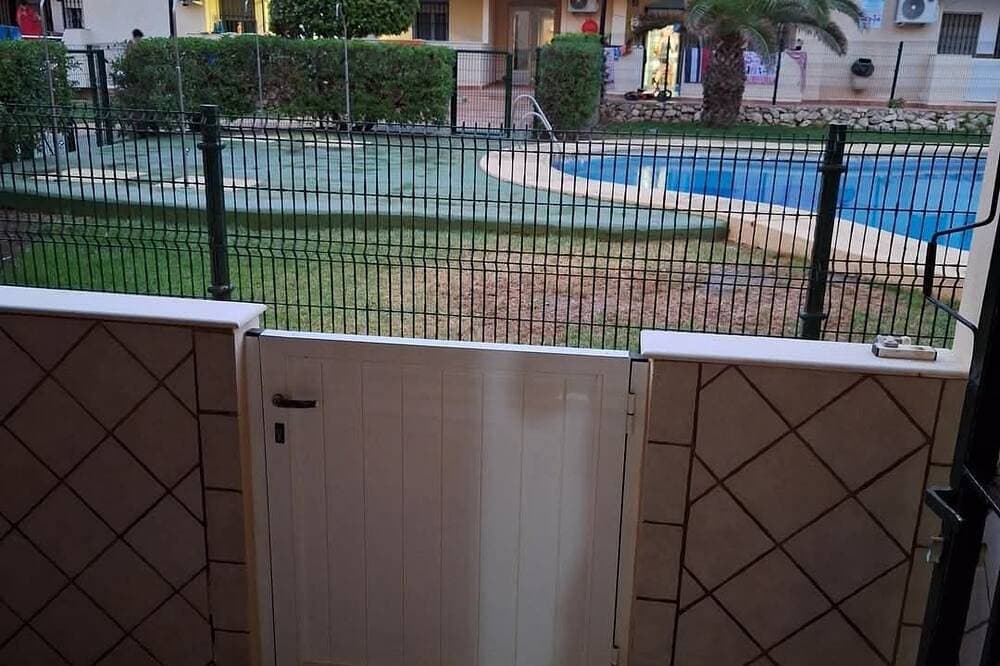 Foto 9 von 25: Playamar Retamar, is in first line of beach, urbanization with swimming pool.