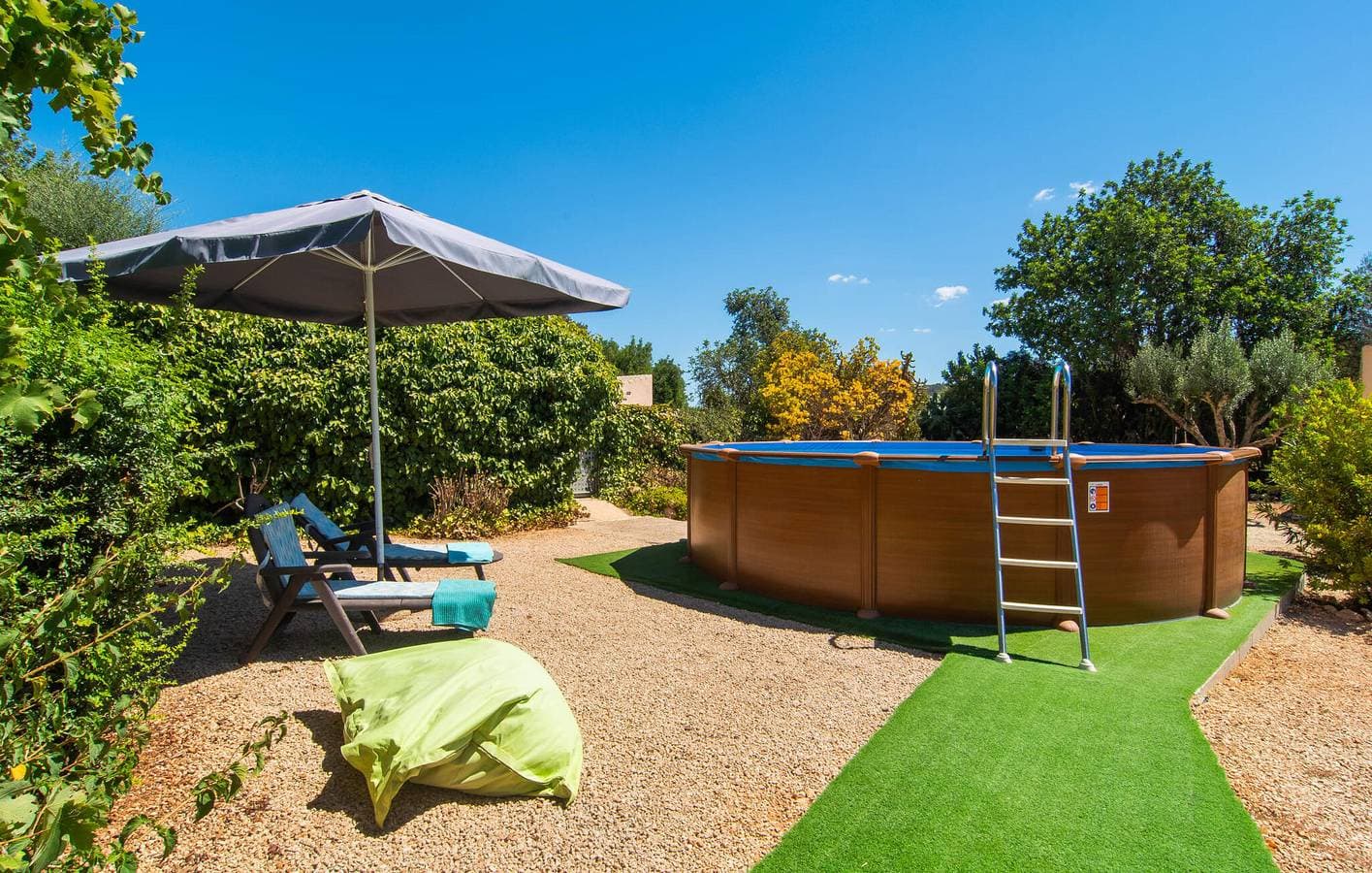 Foto 10 von 46: Sonnige Terrassen-Pool-Wohnung mit Küche & WiFi
