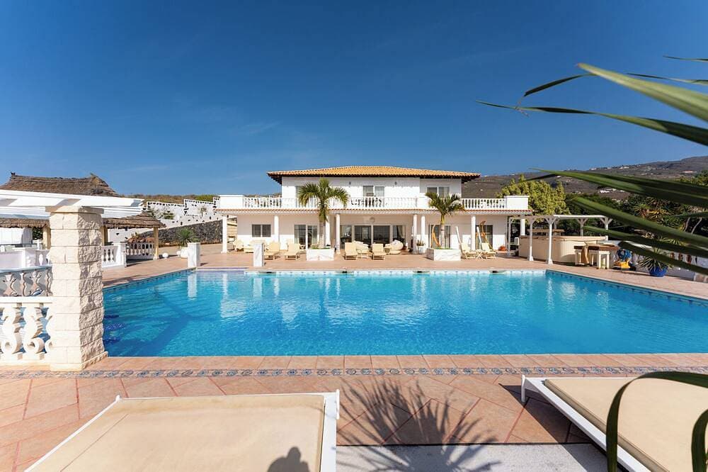 Private Luxury villa with Jacuzzi, Beach Bar, Pool 1