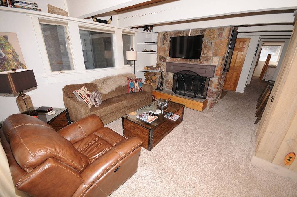 Foto 7 von 20: Wunderschöne Aussicht! Bestes Angebot in Big Sky Winter / Sommer: WIFI, HotTub, Pool, Kamin