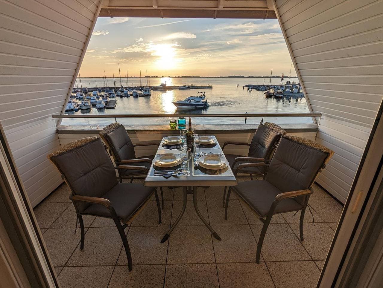 An de Waterkant: Exklusive Wohnung mit Blick auf den Wieker Bodden und Hiddensee 1