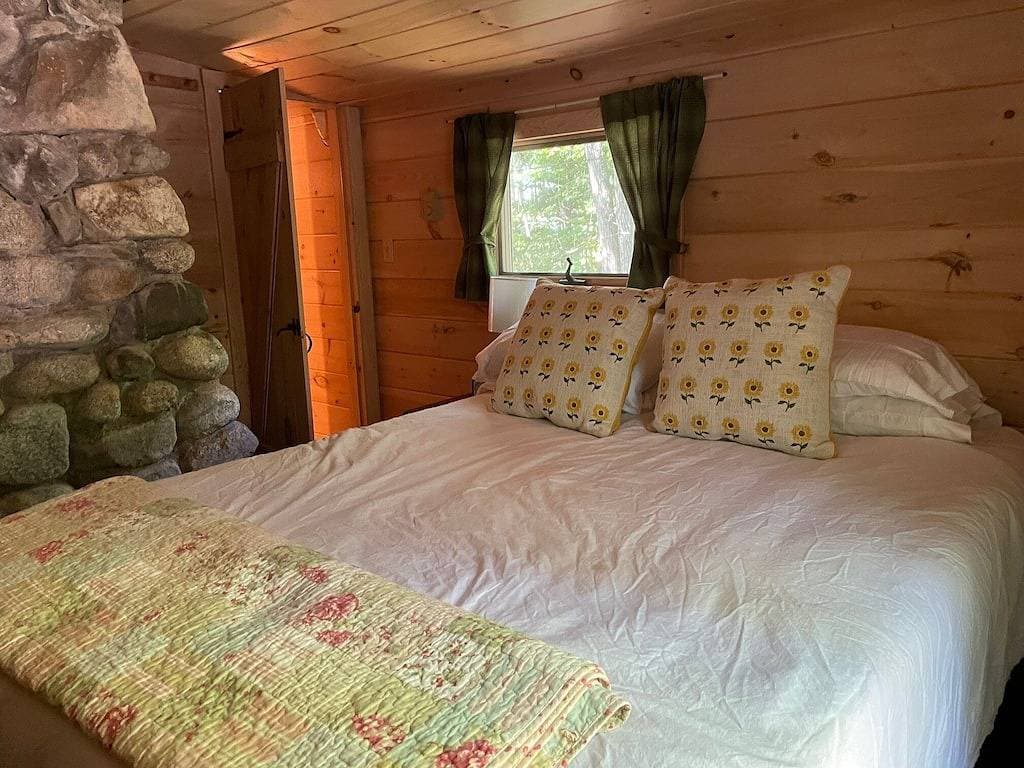 Foto 5 von 32: Cozy 100-year-old Maine camp, steps to Little Sebago Lake