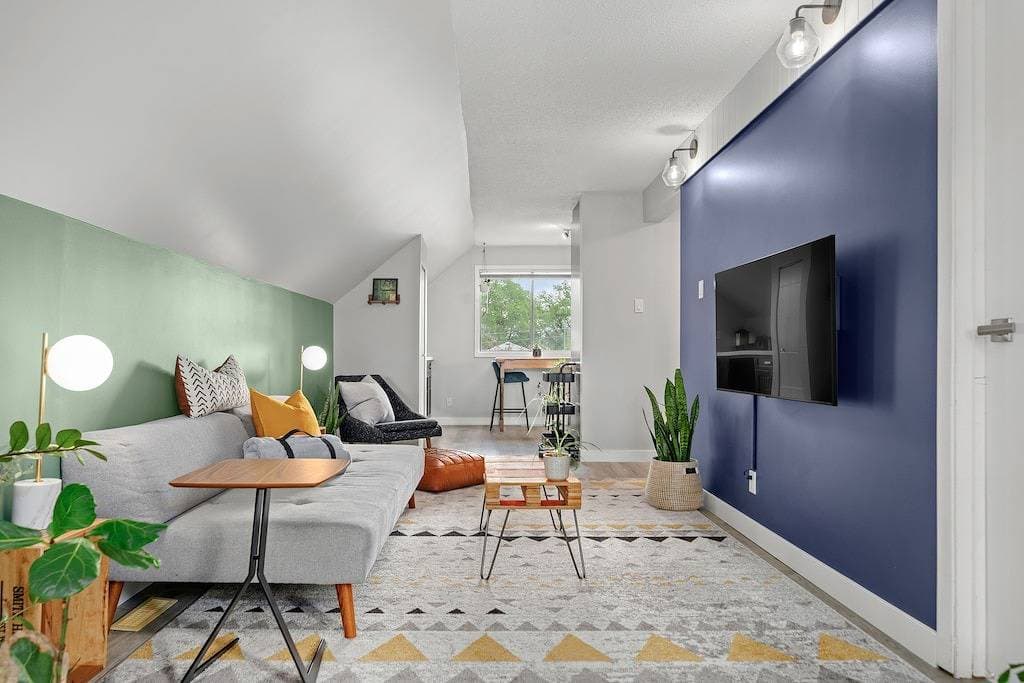Foto 2 von 22: Scarlet Manor | Mid Century Zen Suite. 1 Br. Near Dt, C-train.