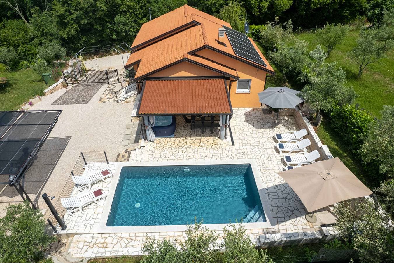 Foto 5 von 40: Villa mit großem Pool und Jacuzzi
