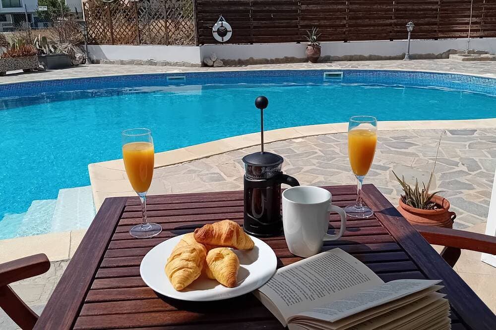 Foto 10 von 15: Kato Paphos Suites - 1-Bed Apartment, Great location, Pool view, Wi-Fi & a/c.