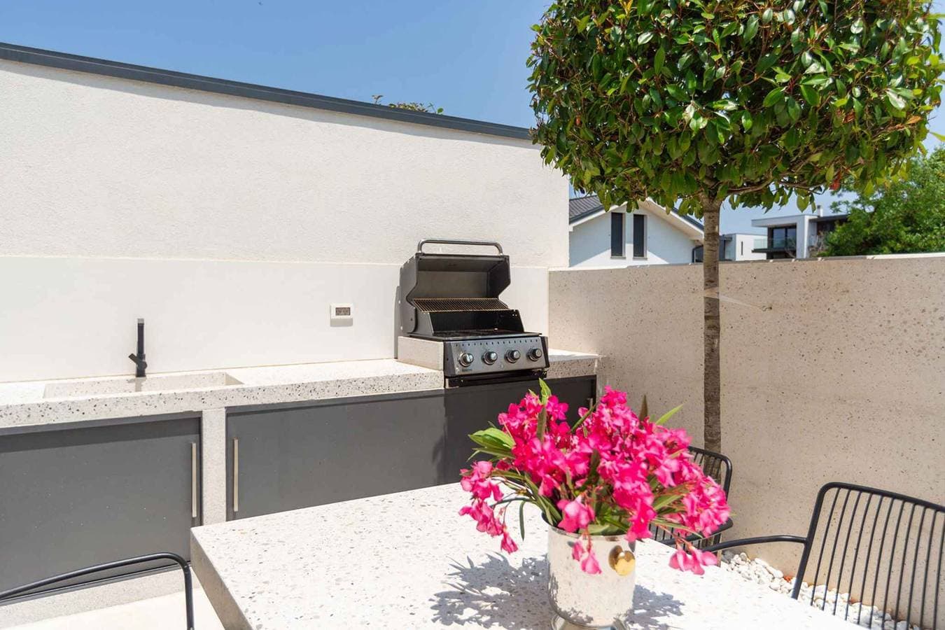 Foto 7 von 46: Villa mit Terrasse und Pool