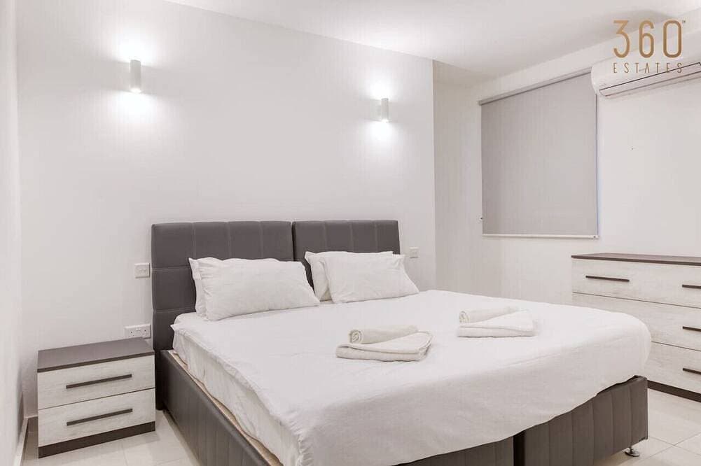 Foto 8 von 30: Lovely designer 3Br Apt w/Private Terrace with BBQ