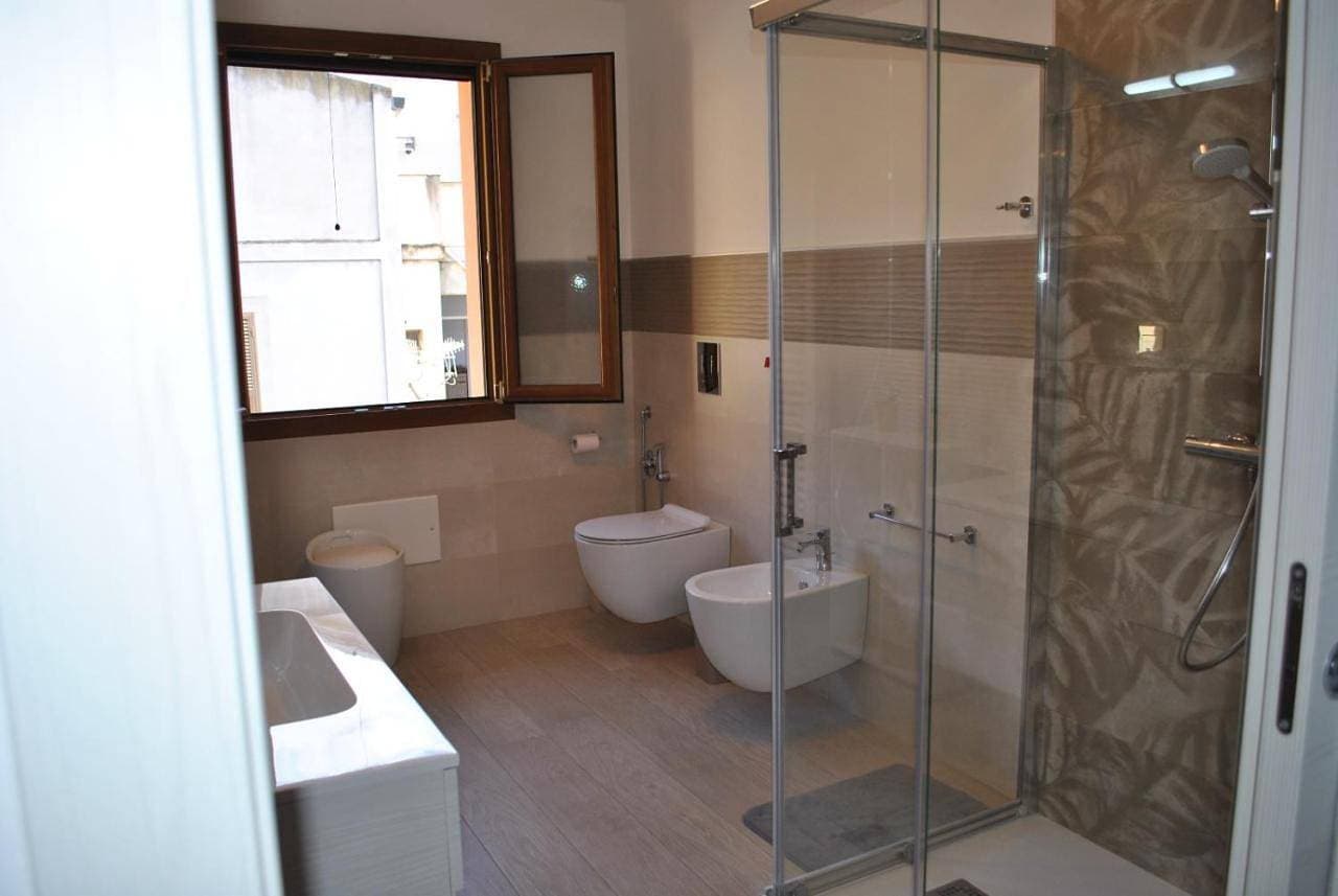Foto 9 von 10: Small Double Room with Shared Bathroom