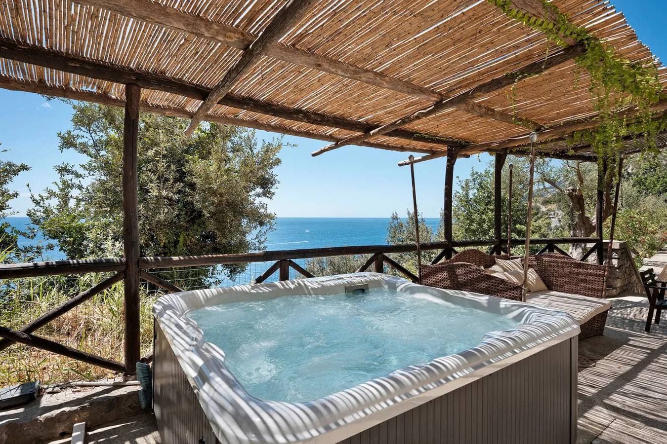 Foto 5 von 39: Villa 'Luxury Seaview mit Jacuzzi' mit Meerblick, WLAN und Klimaanlage