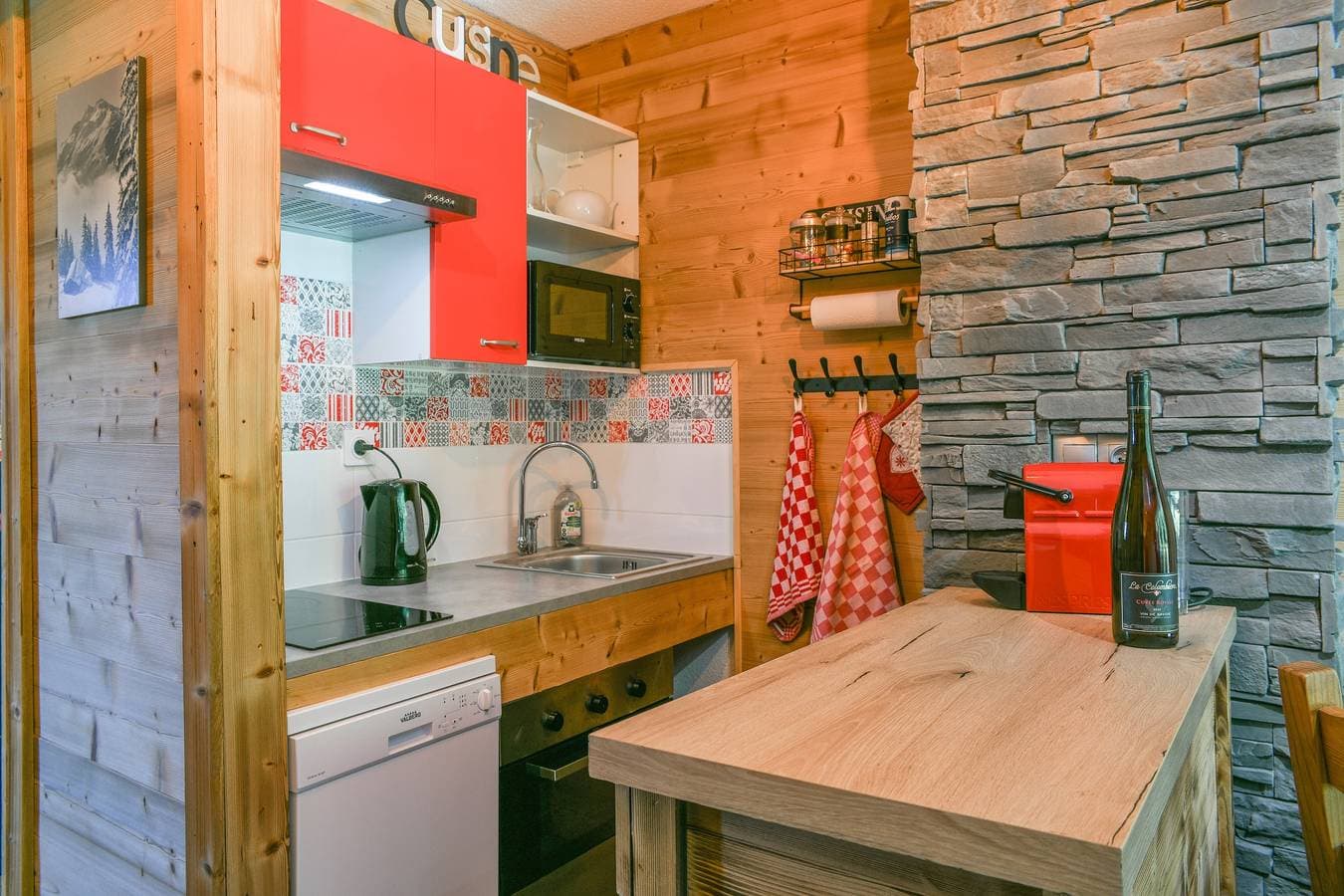 Foto 9 von 24: Ferienwohnung 'L'ourson' mit Bergblick, Gemeinschaftspool und Wi-Fi
