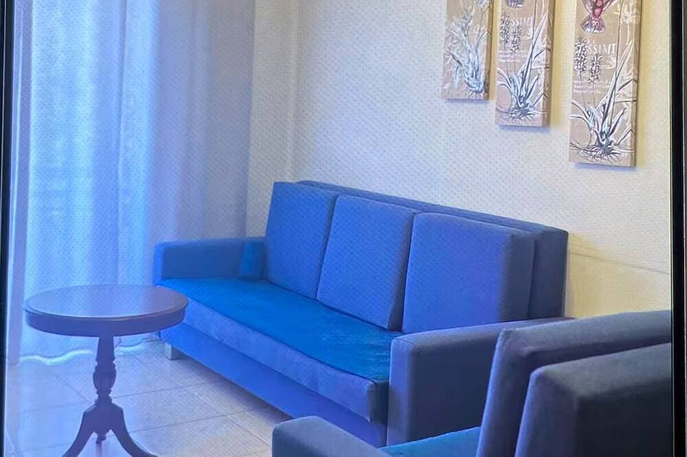 Foto 7 von 13: Cozy 2-Bed Apartment by the Kings Avenue Mall