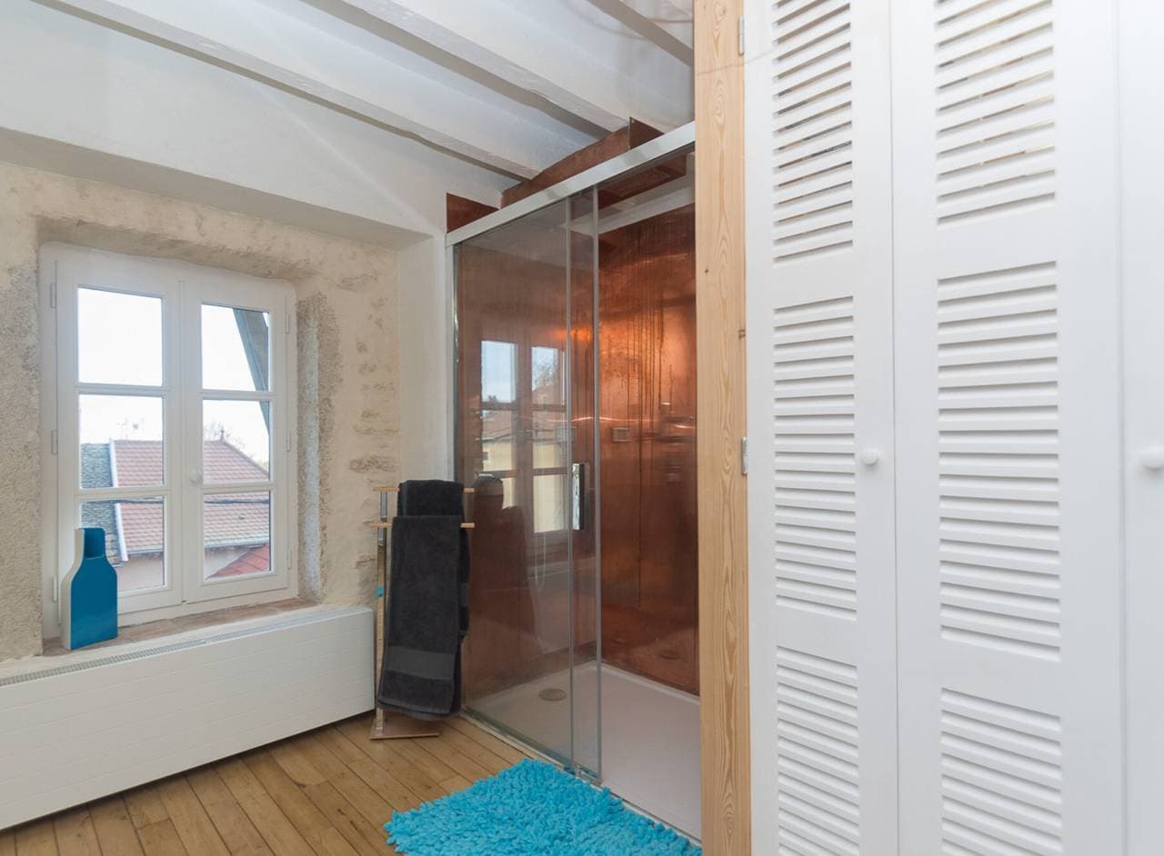 Foto 10 von 32: Gästezimmer „Chambre Cocon“ mit gemeinsamer Terrasse und WLAN