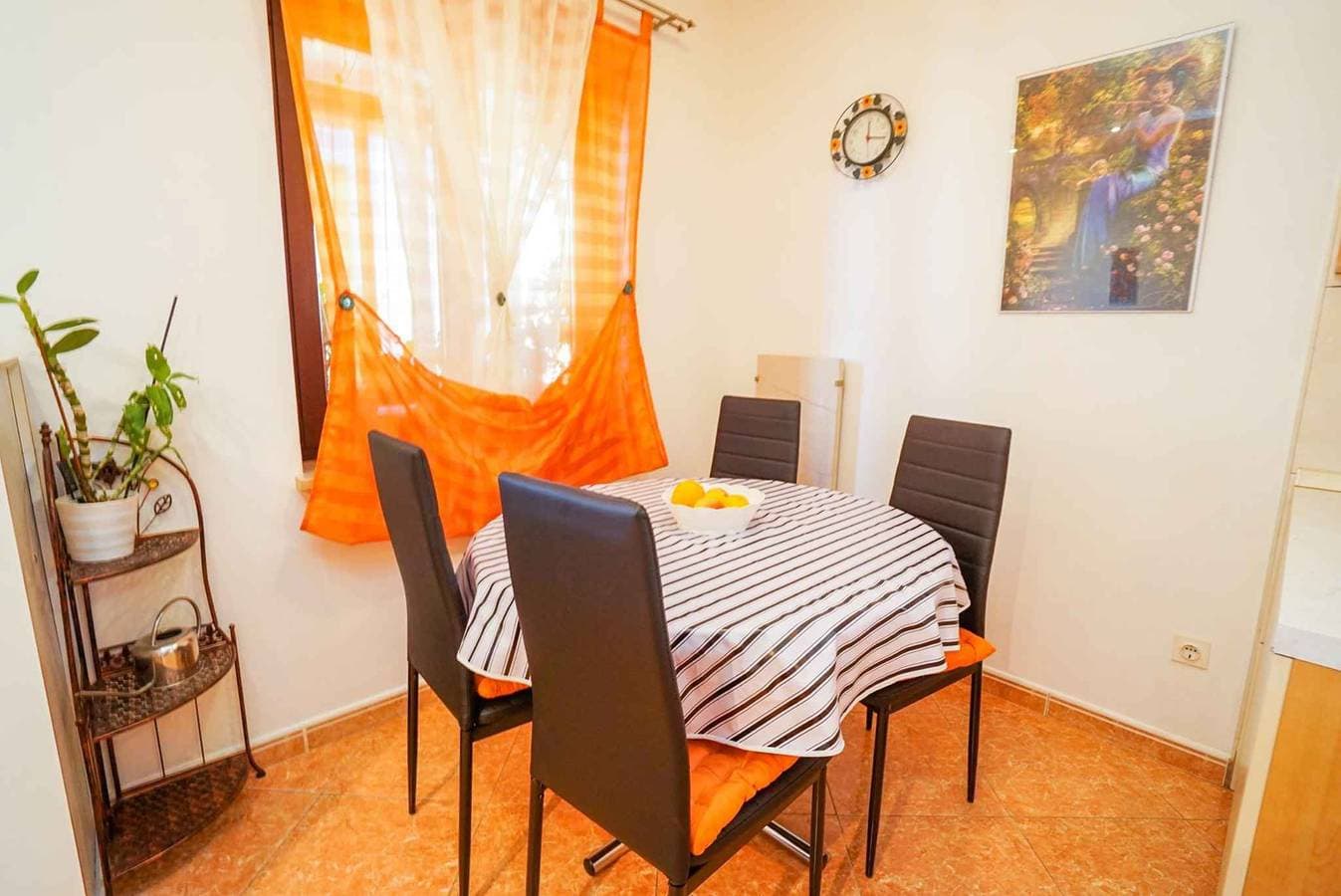 Foto 13 von 25: Ferienwohnung mit gemütlicher Loggia und Klimaanlage
