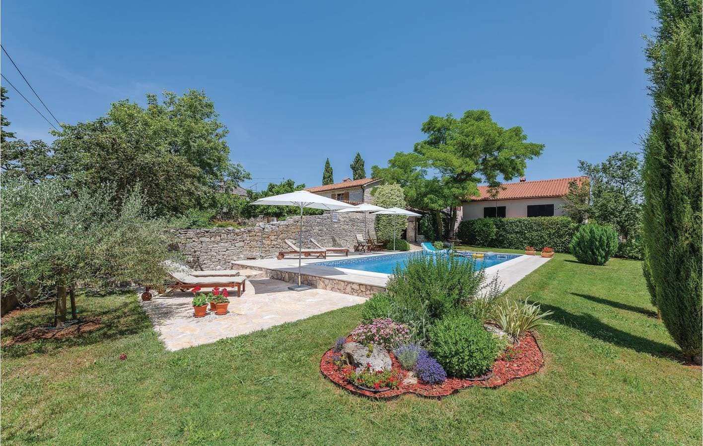 Foto 9 von 36: Gemütliche 2-Zimmer-Wohnung mit Pool und WLAN, nur wenige Schritte vom Zentrum von Butkovići entfernt