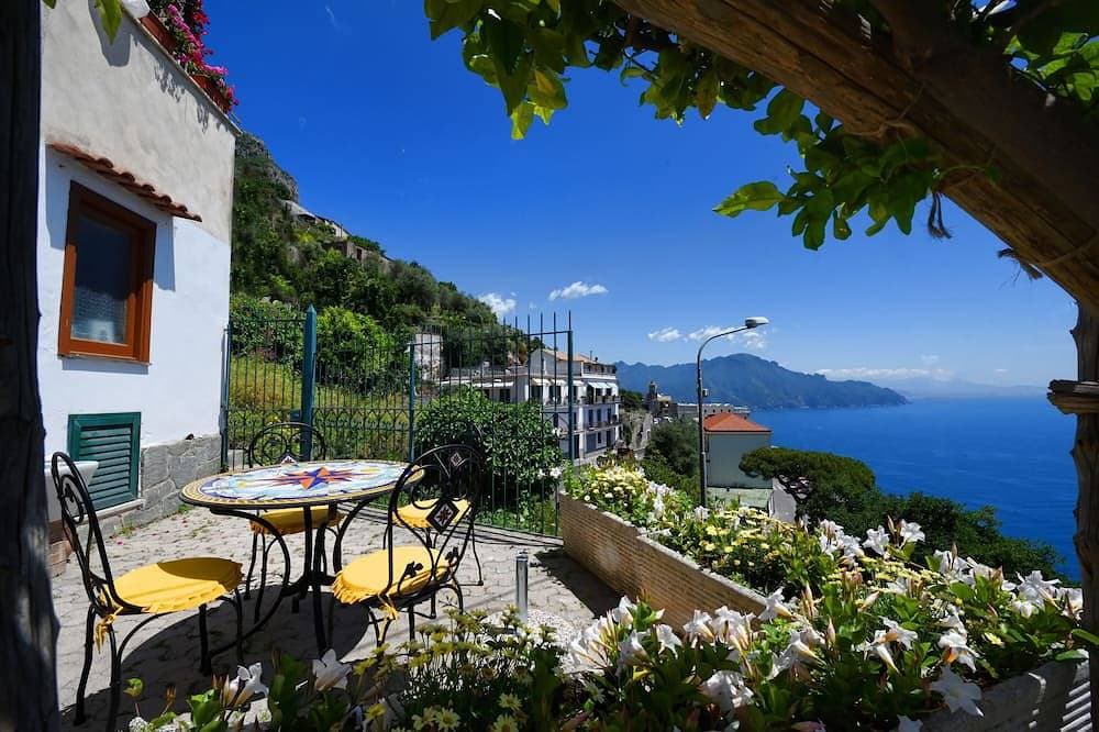 Charmantes Ferienhaus mit privatem Zitronengarten und Meerblick 1