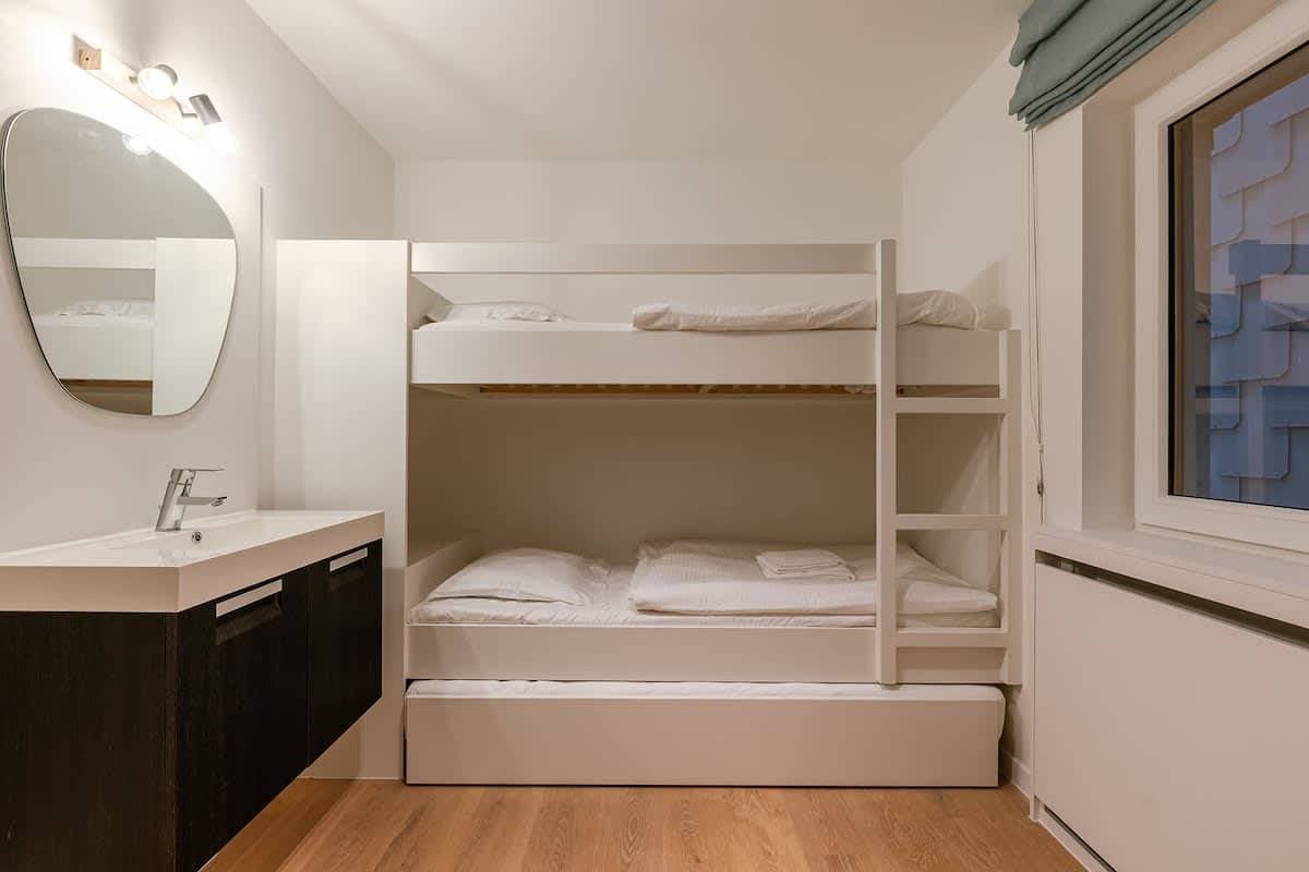Foto 5 von 40: Coastal getaway w/ full kitchen & workspace
