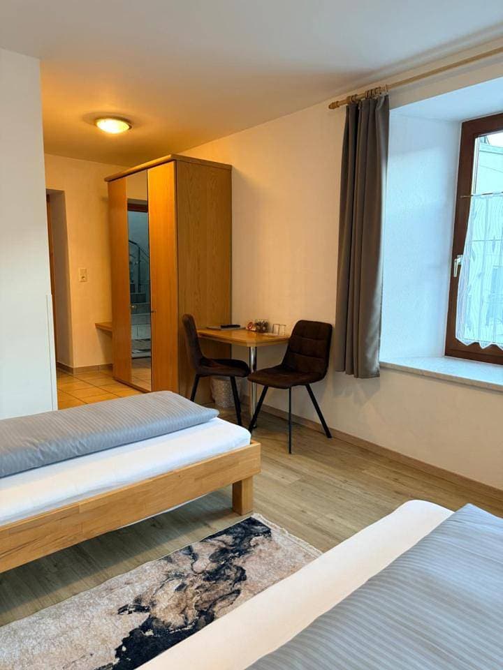 Foto 9 von 11: Twin Room with Private Bathroom