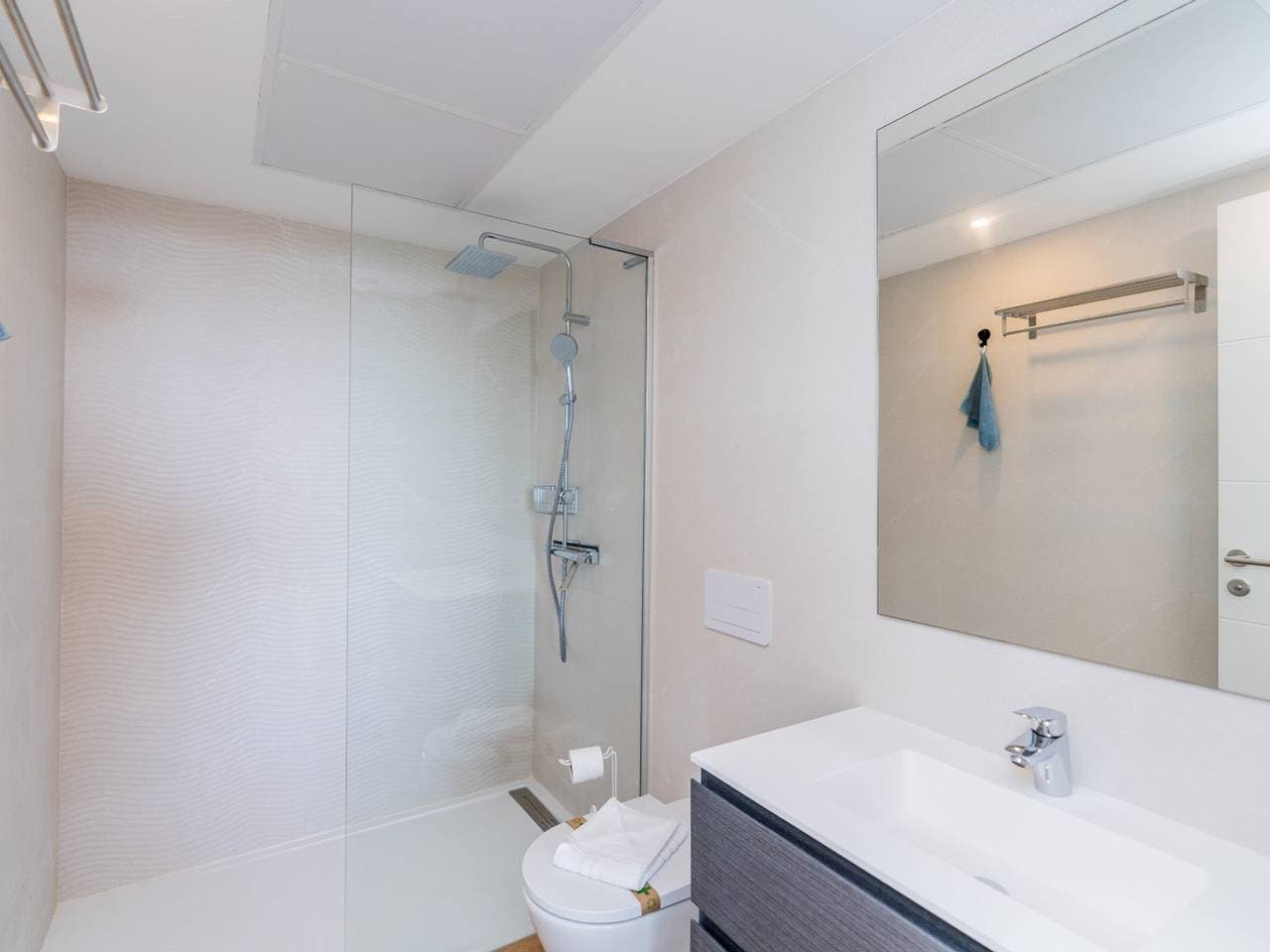 Foto 13 von 36: Moderne Wohnung in Estepona, Lagunenzugang, 2 Schlafzimmer