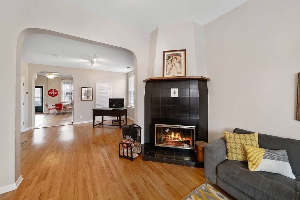 Foto 6 von 25: Classic Lincoln Park  2 bedroom condo- parking included