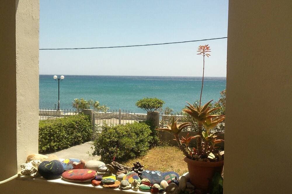 A house by the sea. 1
