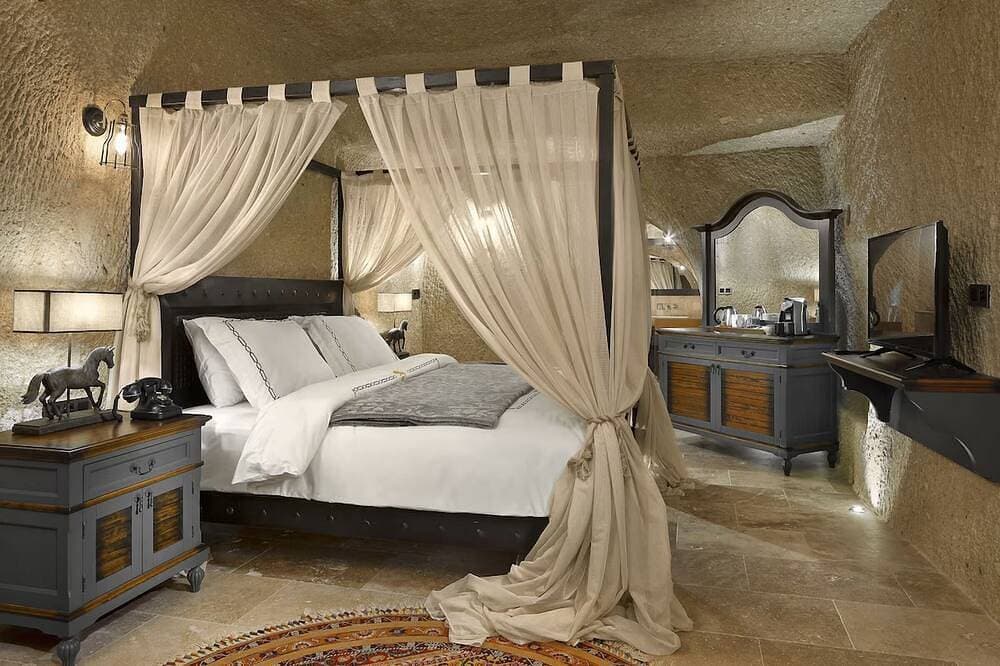 Foto 2 von 16: Historical Getaway! Relaxing Unit with Pool, Sauna and Free Parking!