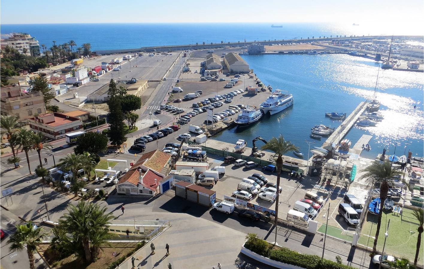 Terrasse am Meer: 1 km zum Strand von Los Naufragos 1