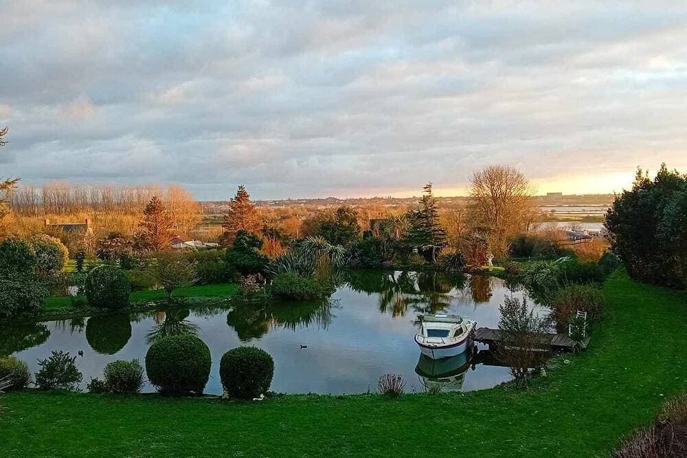 Foto 12 von 13: Suite Familiale Spacieuse vue sur Plan D'eau et sur les Hauteurs des Marais