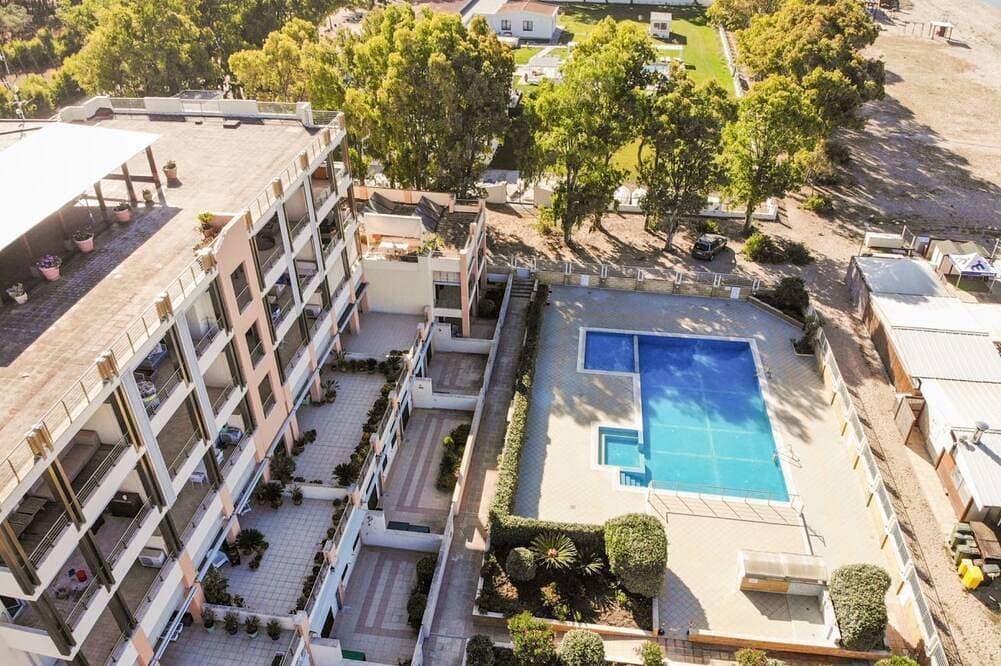 Foto 11 von 22: Diese gemütliche Wohnung befindet sich im Herzen von Torregrande, nur wenige Meter vom Strand entfernt, in einer Wohnanlage direkt am Meer und ist die ideale Lösung für einen entspannten Urlaub auf Sardinien. Die Unterkunft liegt nicht direkt zur Meer