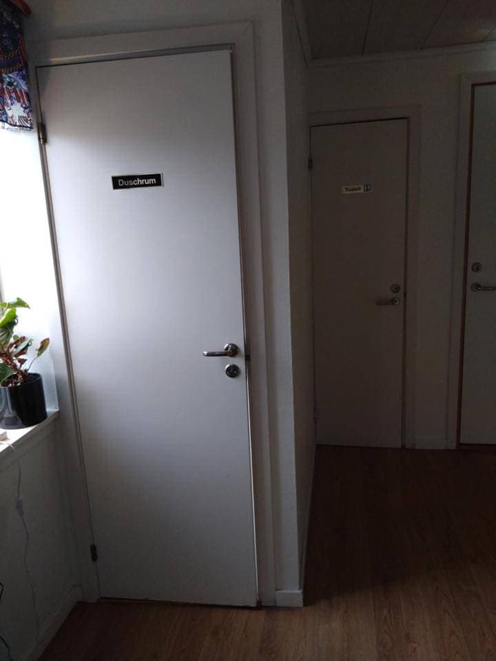 Foto 8 von 9: Twin Room with Shared Bathroom