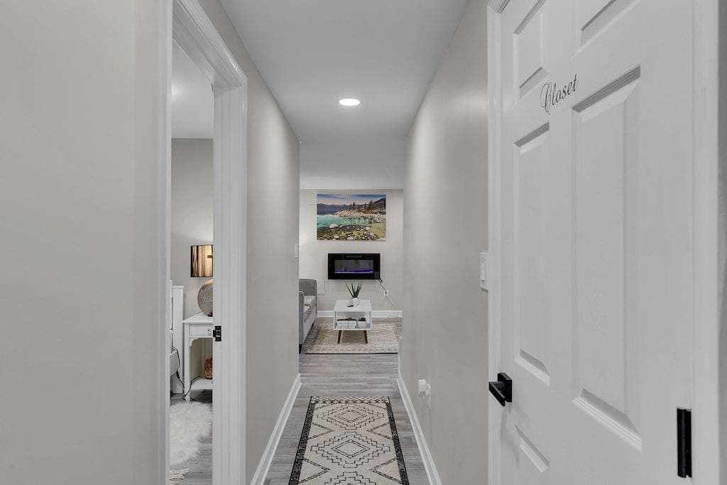 Foto 2 von 25: Cozy Modern Beautiful Studio+Parking. Walk to Dc Metro. Perfect for Long Stays!