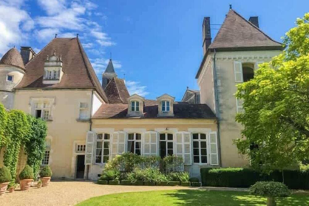 Elegant 14th-Century Château in Celles, Dordogne. 1
