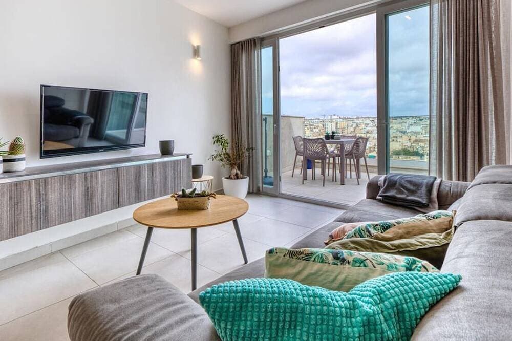 2Br Penthouse with views overlooking Pietà Marina! 1