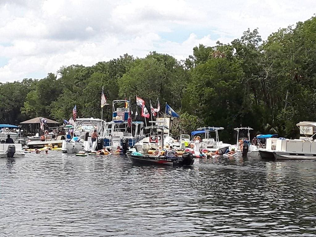 Foto 5 von 51: Alte Homosassa- Flusswasser-Vorderboot-Haus-Eismaschine-Tiefe-Bucht-Vier Kayaks
