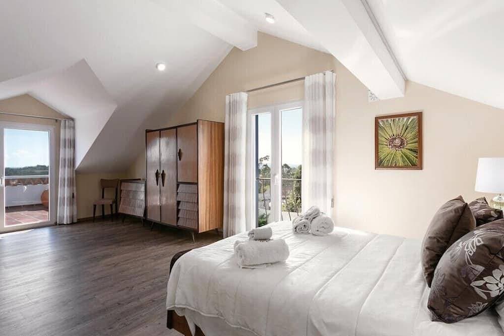 Foto 6 von 22: Luxury 4-bedroom villa with heated pool and private property in tranquil Guisado