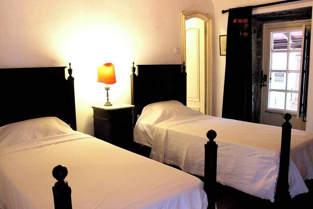 Foto 10 von 30: Quinta Paredes, Land of Paradise, immersed in nature, with its medieval tower.