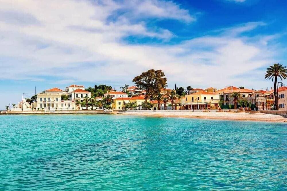 Foto 9 von 11: Mata, Feiertage in bunten Spetses