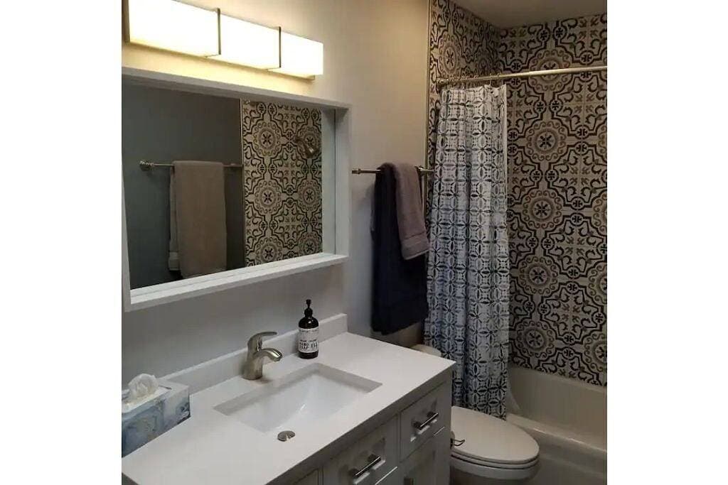 Foto 2 von 24: Eastside Gem! Welcome Home 65\" TV fully remodeled