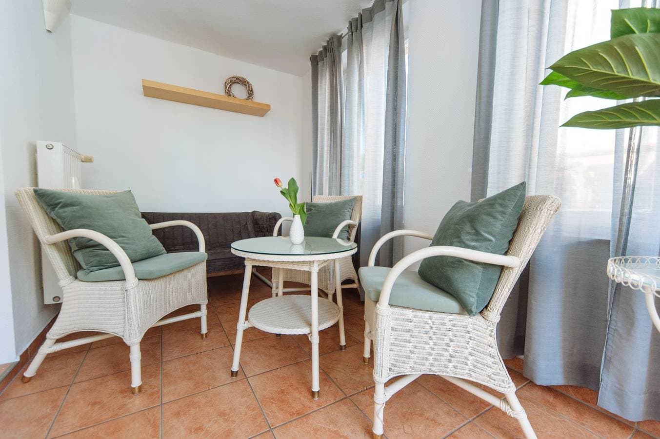 Foto 5 von 15: Apartmenthaus Kaiser Friedrich - Doppelzimmer Economy, eigene Du/Wc über den Gang, 1 Schlafraum mit Doppelbett