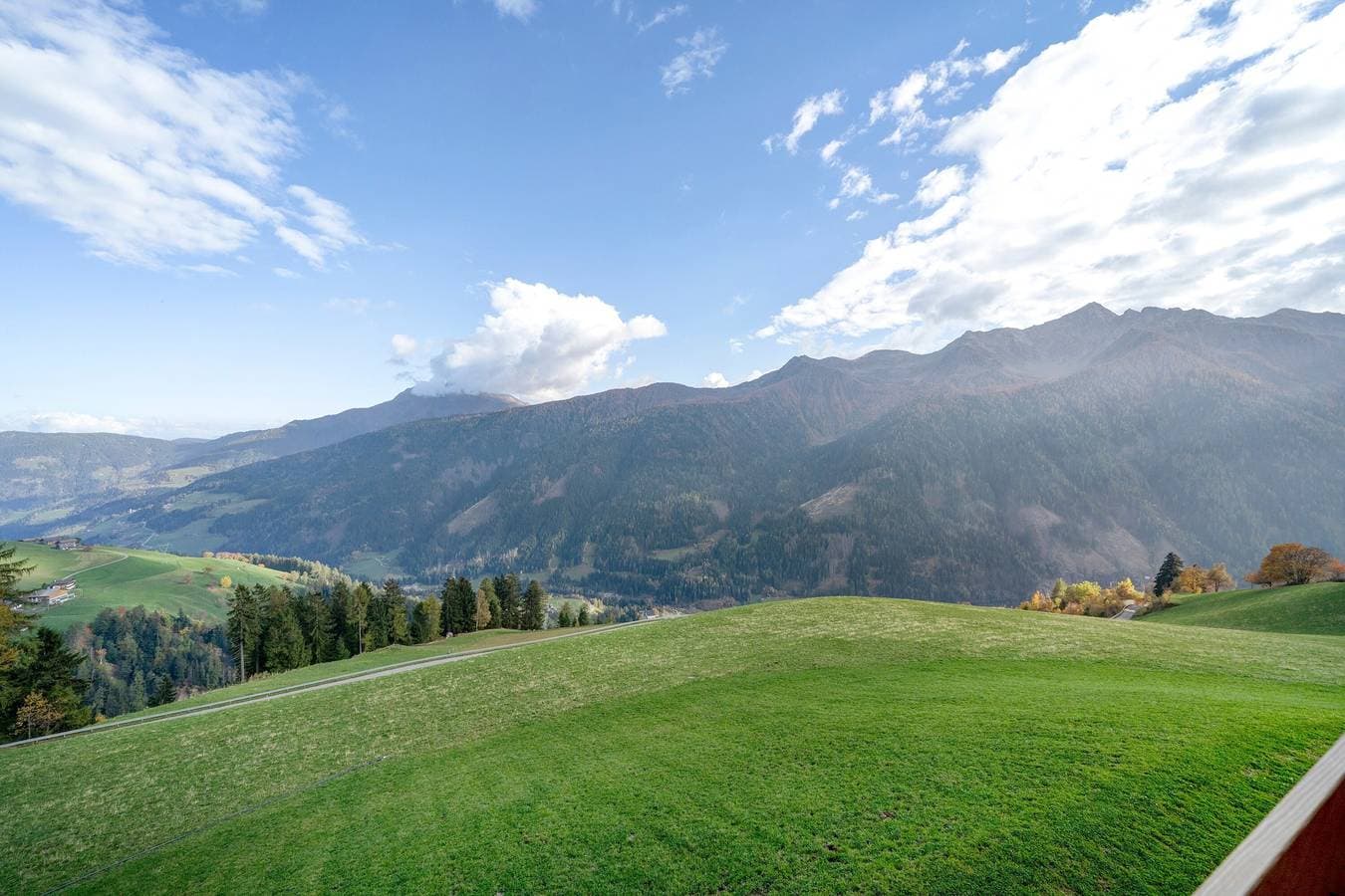 Foto 8 von 20: Einzimmerapartment 'Apartment Ocher' mit Bergblick, Gemeinschaftsgarten und WLAN
