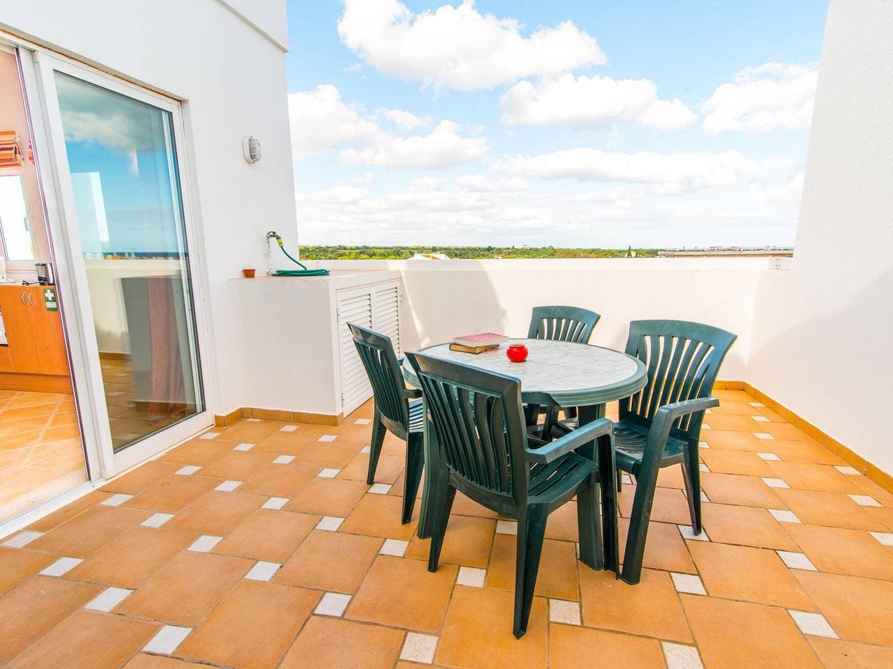 Foto 12 von 34: Ferienwohnung für 4 Personen mit Terrasse