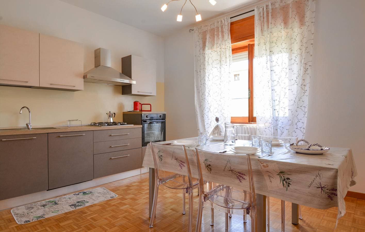 Foto 5 von 21: Modernes Apt mit Terrasse, AC & WiFi, 1.5km zum Strand